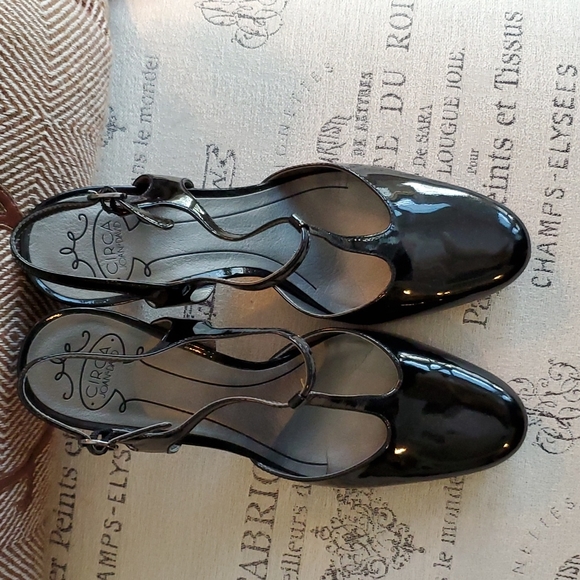 Black patent 8.5 t-strap heels with buckle - Picture 2 of 8